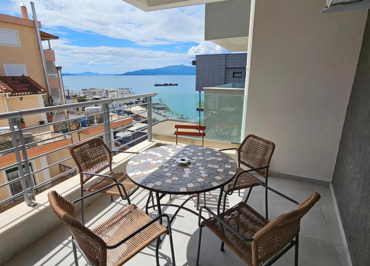 Seaview Apartment In Central Saranda