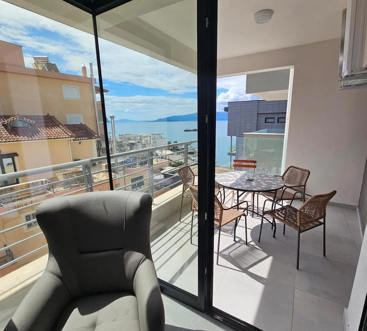 Seaview Apartment In Central Saranda